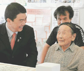 仮設で祝う100歳 山本さん、不安ちらり