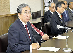 原発工事再開は「自然体」=20年間は重要電源-枝野経産相