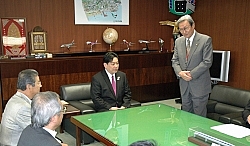 小諸市:新庁舎・病院併設 市長、計画推進を発表 就任半年、公約撤回 「市民益を選択」 ／長野
