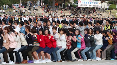 人間空気いす:大野城市制40周年 1318人参加、1回で成功しギネス認定へ /福岡