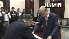 伊原木さんに知事当選証書