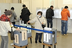 崖っぷちの選択:'１２衆院選 期日前投票者は前回より１７％減 ／神奈川