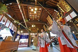 すす払い:“お多賀さん”境内すっきり /滋賀