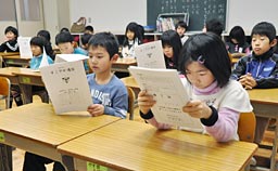 終業式のあと、通信票を受け取る1年生=亘理町立長瀞小学校