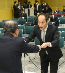 比例代表当選180人に証書手渡し