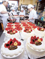 クリスマスケーキ作りで洋菓子店は大忙し(石川県)