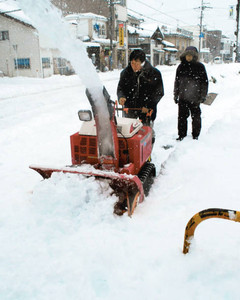Xマス寒波、ブルッ 府北部、子どもらも雪かき