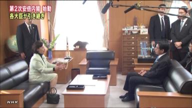 新文科相と真紀子氏、引き継ぎで会話途切れがち