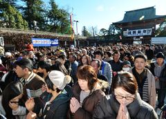 初詣・初商い:にぎわう 無病息災願い込め /鹿児島