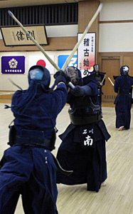 決意新たに初稽古 県剣道連盟