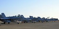 新田原基地にFA18到着、日米共同訓練