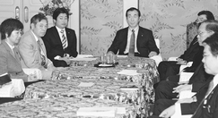 維新、民主「2幹2国」で国会対応で連携確認