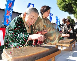 針供養:「もったいない」精神 金沢文化服装学院、６０人が参加 ／石川