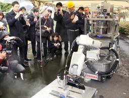 東日本大震災:福島第1原発事故 ドライアイス吹きつけ、遠隔操作ロボット除染 東芝が実験公開