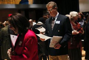 2月米雇用は24万人増、労働市場からの退出者増え失業率低下