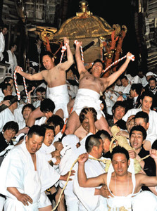 山王祭:みこし2基、山道降りる−−大津・日吉大社 /滋賀