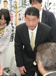 選挙:兵庫・伊丹市長選/兵庫・宝塚市長選 維新惨敗「公務員改革」響かず 戦略見直し必至