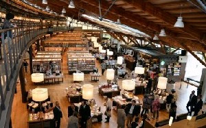 武雄市図書館早くも10万人