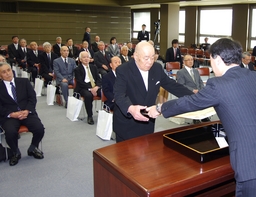 長年の功績たたえる/県庁で春の叙勲伝達式