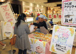 竜巻から復興PR 北条小児童が特産品を販売「イーアスつくば」