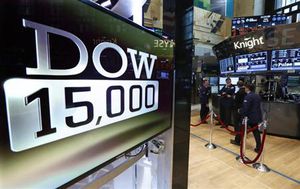 NYダウ、一時1万5千ドル突破 雇用回復の期待高まり