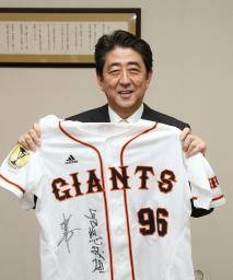 始球式の背番号「96」、安倍首相の憲法改正の動きが露骨に=韓国