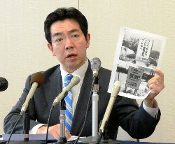 記者会見する民主党県連の近藤洋介会長=山形市木の実町