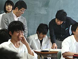 松井知事:寝屋川と西淀川、府立高2校を視察 /大阪