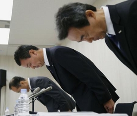 カネボウ化粧品が自主回収すると発表した商品の一部（４日、東京・大手町）＝共同