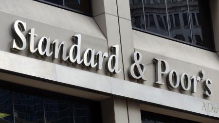 伊の長期国債格付け、1段階引き下げ…S&P