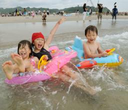 福島・いわき市で3年ぶりの海開き