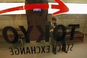 日本株3日ぶり反落、過熱感で金融中心売り-代金ことし最低