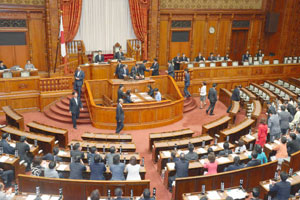 「ナチ発言」追及 与党逃げ 国会審議なしで終了 なぜ?