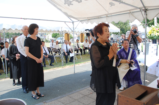 岩国空襲:「悲しみの記憶継承」 記念碑に手を合わせ /山口