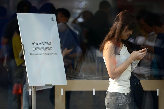 廉価版iPhone、中国で7万円「全然安くない」「期待はずれ」不満噴出