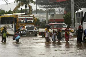 暴風雨、アカプルコなど襲い死者80人に 邦人も足止め