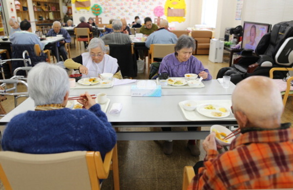 介護保険自己負担、一定所得基準以上で2割に 厚労省案
