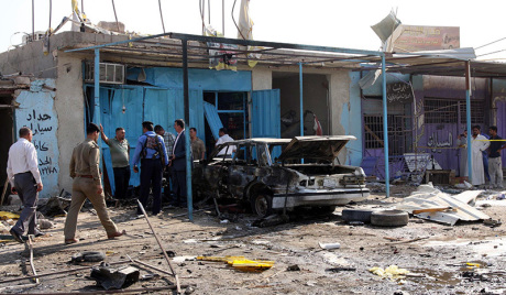 イラクの葬儀会場で連続爆弾テロ、65人死亡
