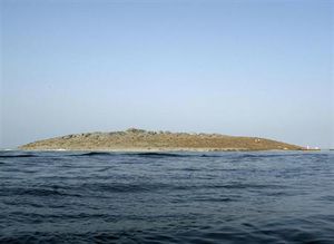 パキスタンで海中から「島」出現 地震による地殻変動が原因か