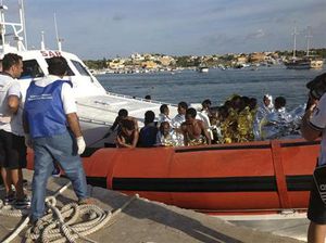 救助求めた炎が燃え移る 伊の移民船遭難、死者300人超す恐れ
