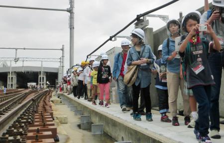 1000人が北陸新幹線の線路を歩く(石川県)