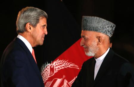米国務長官、アフガン大統領と会談 駐留継続へ進展