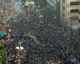 ギネス級の大綱引き=1万5千人が熱戦—那覇