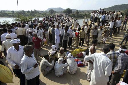 寺院で将棋倒し、115人死亡=「橋崩落」うわさで混乱-インド