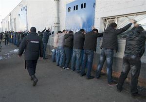モスクワで暴動、400人拘束 殺人事件で移民非難