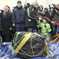 16日、ロシア中部チェリャビンスク州で、湖から引き上げられた隕石(AP)