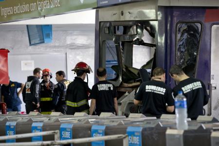 アルゼンチンで列車事故 80人けが