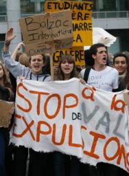 仏、不法移民の女子中生送還で論争 大統領TV発言で「火に油」