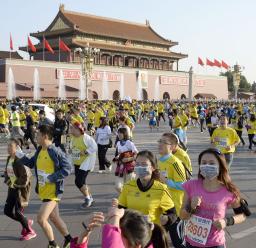 北京国際マラソン:快晴の下、3万人走る 日本人は少数