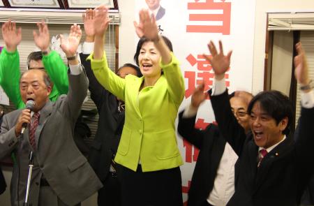 選挙:愛川町長選／愛川町議補選 町長選は森川氏が初当選、山中氏破る ／神奈川